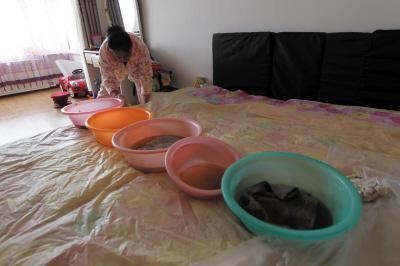 浪卡子楼上漏水，住户失联，小区没物管，业主维权难！律师来支招……